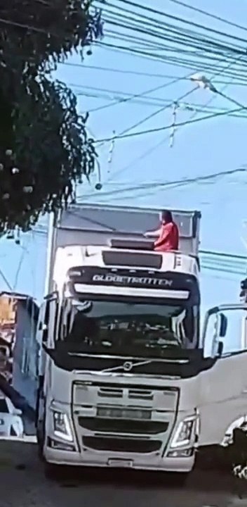 VÍDEO: Homem é flagrado em cima de carreta cortando fios de internet por motivo inusitado
