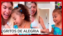 Show de fofura: filha de Lore Improta e Léo Santana reage empolgada ao ganhar livros de presente