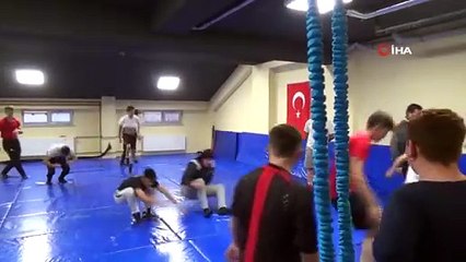 Bayburt'ta İkiz Kardeşler Güreşe Başladı