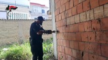 Caivano, blitz anticamorra: scoperto arsenale con armi e droga dietro una parete