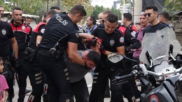 Polis çevirmesine takılınca taksicinin boğazına bıçak dayadı