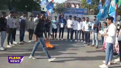 झुंझुनूं: ईडी की कार्रवाई का एनएसयूआई ने टायर जलाकर जताया विरोध, लगाएं आरोप