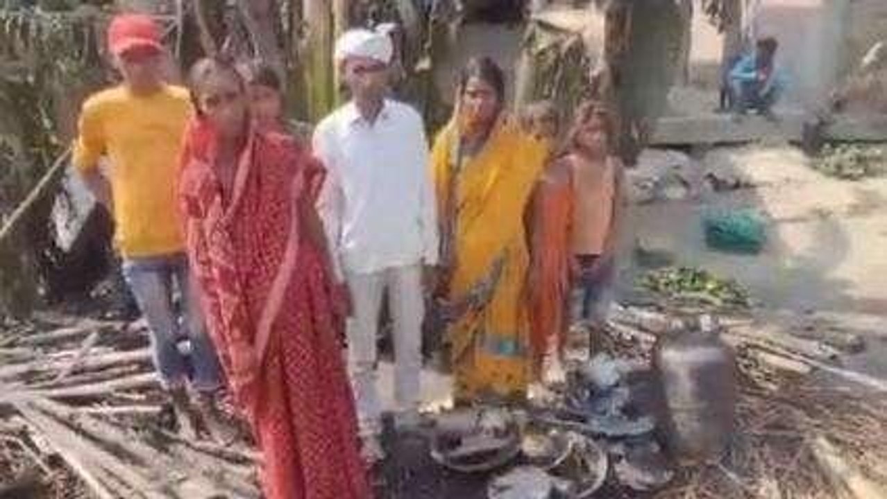 बेतिया: भीषण अगलगी में दो घर जलकर राख, लाखों की...