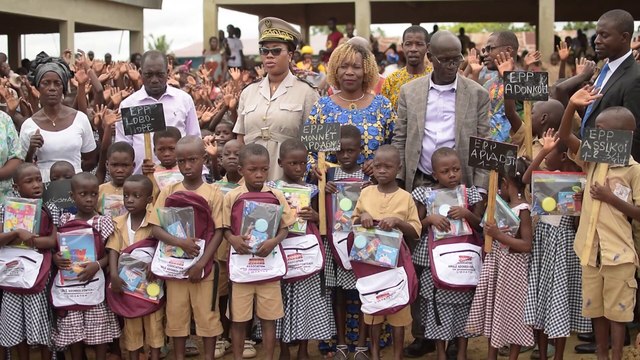 L'association Awalé Adonkoi-Fontenay fait dons de kits scolaires aux élèves d'Andokoi pour la rentrée académique 2023-2024
