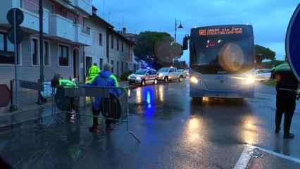 Maltempo, acqua alta a Grado: il centro si allaga