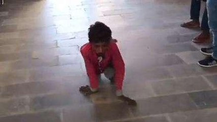 कुशीनगर: दिव्यांग की फरियाद सुनने के लिए कार्यालय से बाहर आए एसडीएम