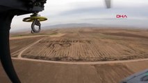 Askeri helikopterle arama kurtarma görevinden dönen personel, çiftçinin tarlasına yazdığı 'Cumhuriyet' yazısını görüntüledi