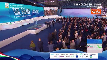 L'abbraccio dei sindaci di Anci al termine dell'Assemblea a Genova