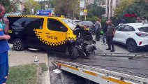 Üsküdar'da Kamyonet ve Taksi Kafa Kafaya Çarpıştı: Yolcu Yaralandı