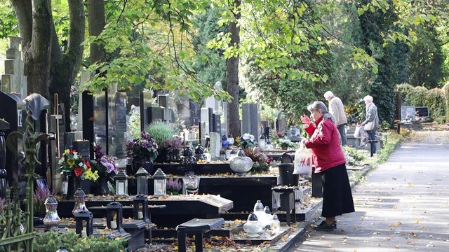 Jak być bezpiecznym w czasie Wszystkich Świętych.