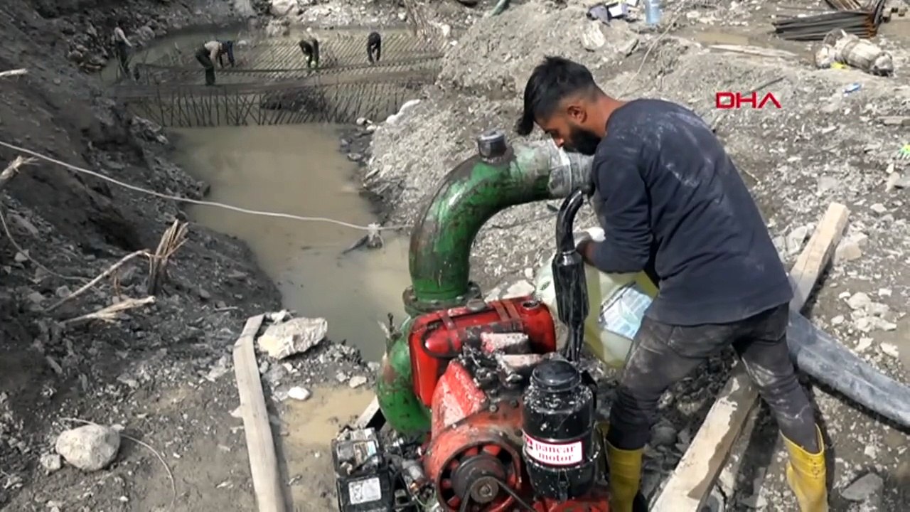 Hakkari'de Zap Suyu üzerindeki köprü yenileniyor