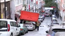 Beşiktaş'ta Sinir Krizi Geçiren Kişi Eşyaları Sokağa Attı