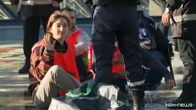 Parigi, attivista ecologista si arrampica sulla piramide del Louvre