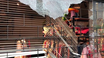 Loja tem vidraça destruída em ação criminosa no Centro