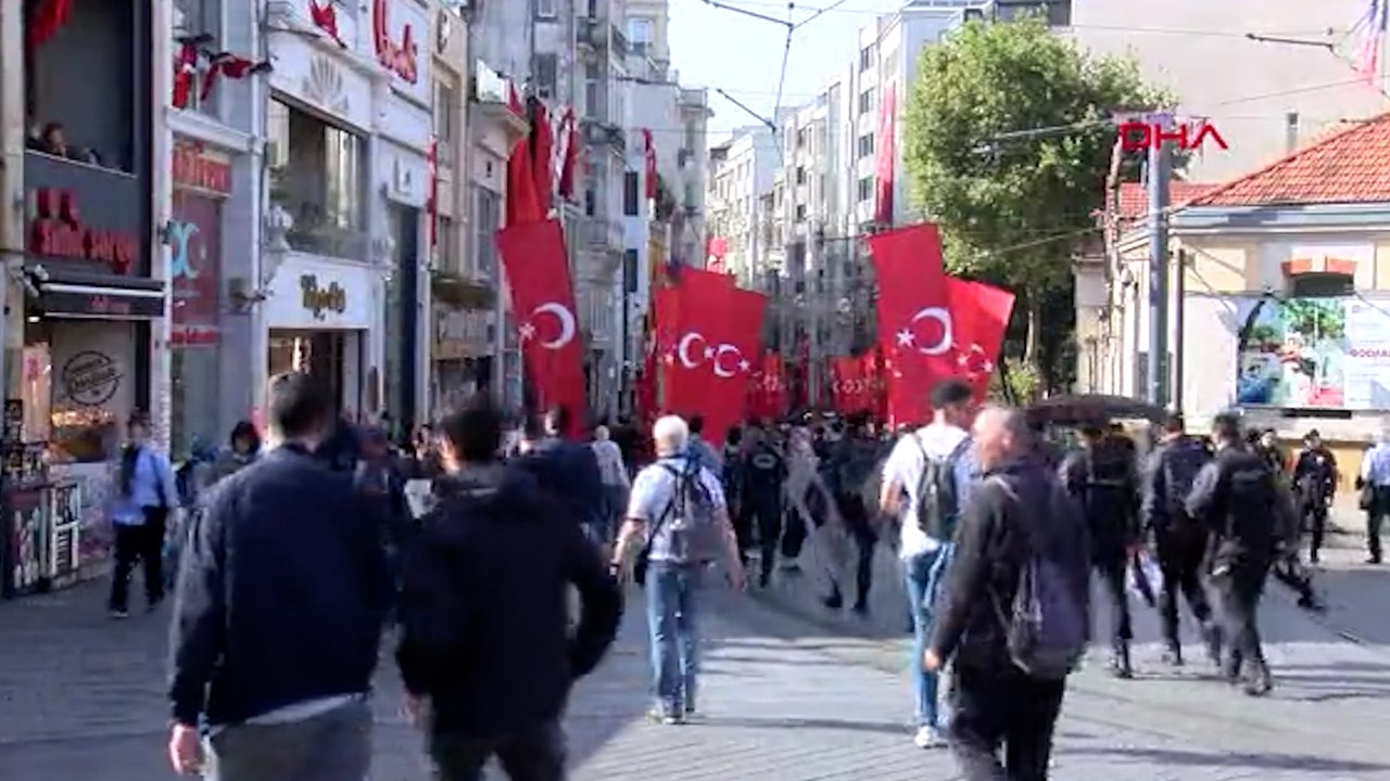 İstiklal Caddesi Türk bayraklarıyla donatıldı