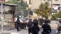 İsrail güçleri, Cuma namazı kılmak için Mescid-i Aksa'ya gelen genç Filistinlilerin girişini biber gazı ve TOMA ile müdahale ederek engelledi