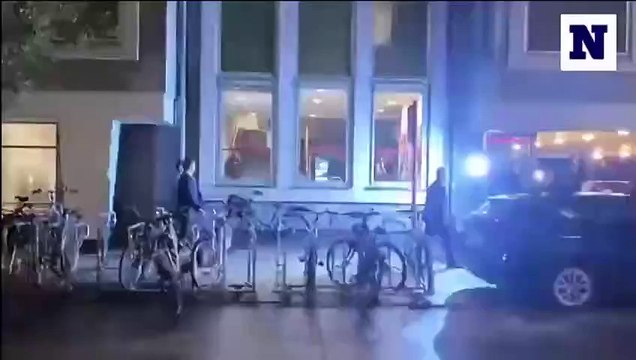 Un manifestant a frappé l'homme politique néerlandais Thierry Baudet à la tête avec un parapluie.