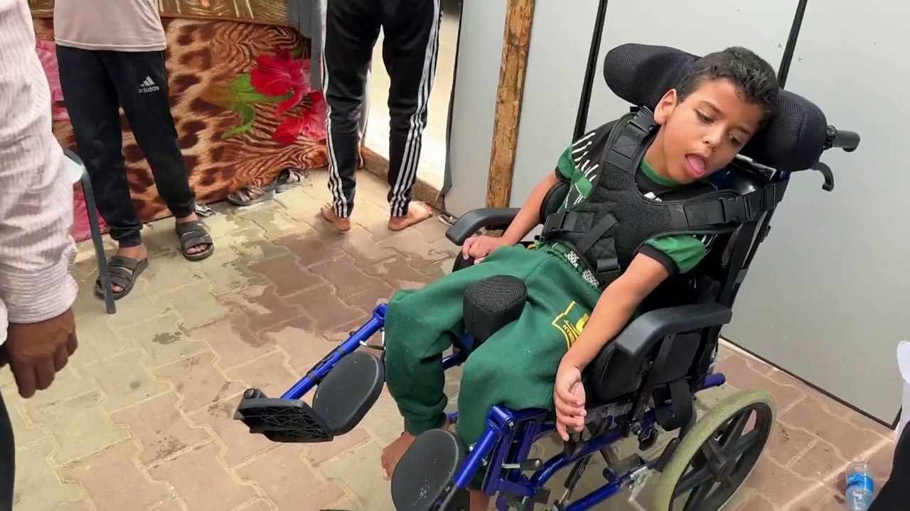 نازحون في مراكز الإيواء في خان يونس يشكون قلة الخبز والماء ويقولون "لا نريد الحرب"