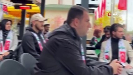 La branche jeunesse du parti AK d'Erzurum a mené une action de blocage dans une succursale Starbucks avec des foulards palestiniens
