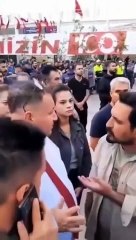 Emniyet müdür yardımcısı, protesto için toplanan gençleri dağıtırken kalabalıktan can alıcı bir soru geldi
