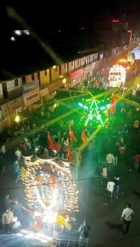 झांकियों से जगमगाई सड़कें, तोप से उड़ा गुलाल, बरसे फूल