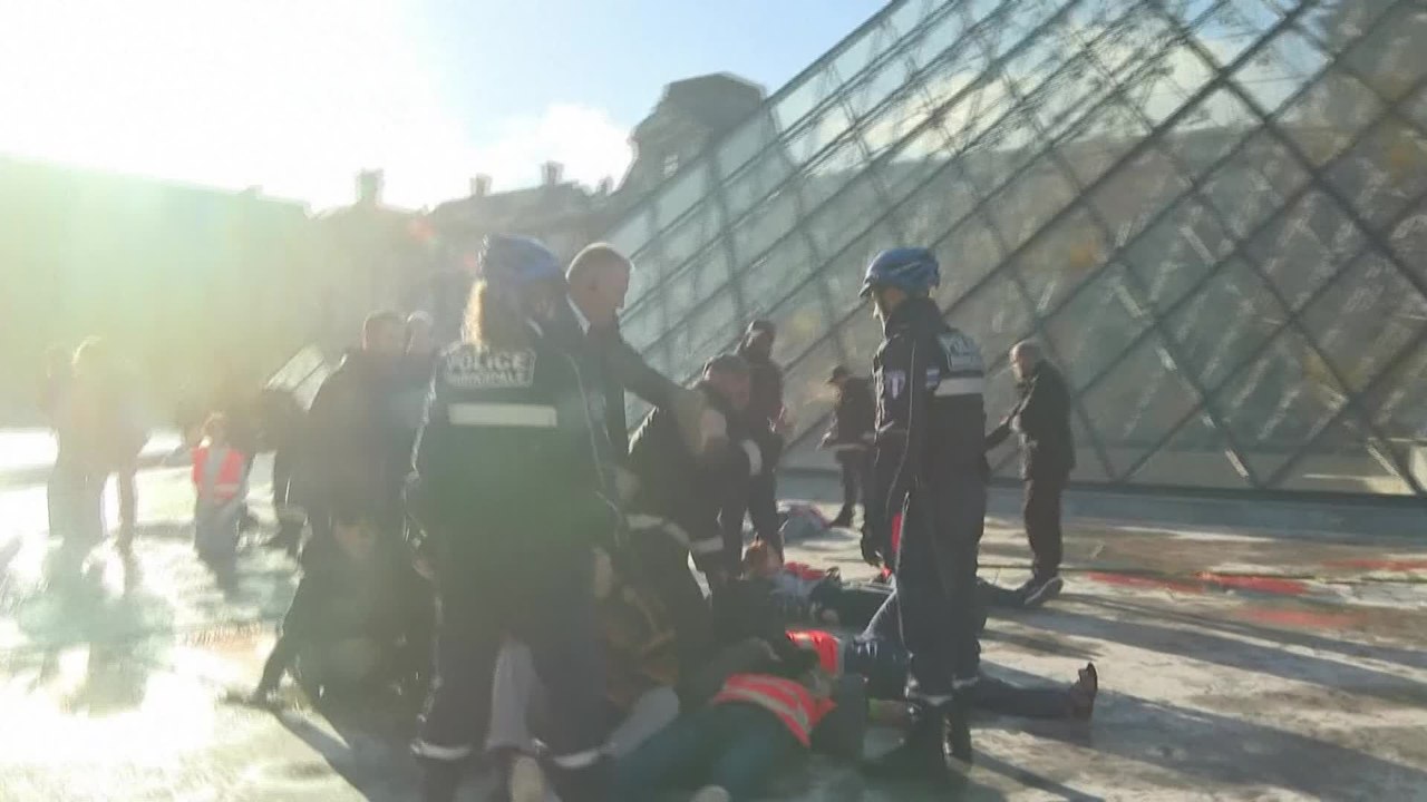 Des militants du collectif écologiste Dernière Rénovation ont mené vendredi une action sur la pyramide du Louvre, afin de pousser le gouvernement à accélérer "la rénovation thermique des bâtiments".