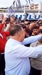 Alors que le chef adjoint de la police dispersait les jeunes rassemblés pour la manifestation, une question cruciale est venue de la foule.