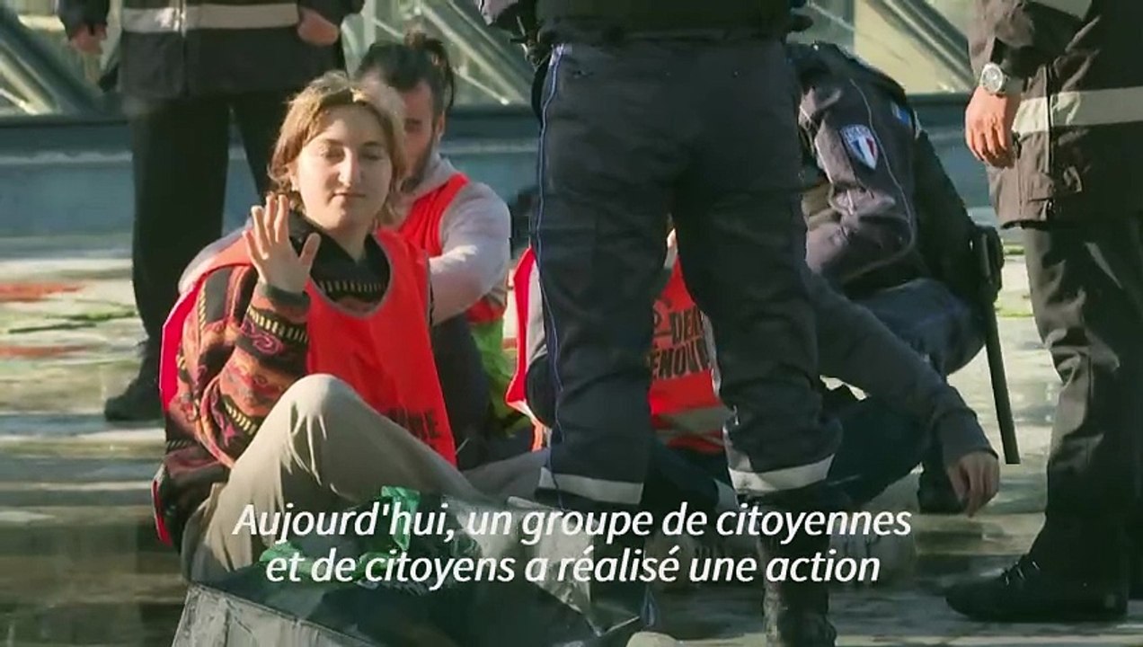 La pyramide du Louvre escaladée par un militant écologiste de Dernière Rénovation