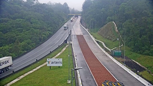 Carreta com carga de 25 toneladas perde os freios e usa área de escape na BR-376