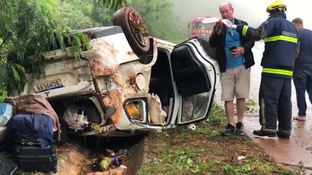 Quatro pessoas ficam feridas em capotamento na rodovia BR-163