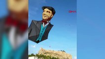 Le maître des cerfs-volants a fait voler son cerf-volant avec l'affiche d'Atatürk dans le ciel de Mardin
