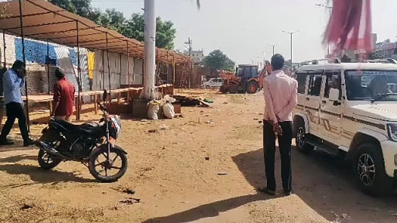 जयपुर रोड से हटाया अस्थाई अतिक्रमण, लोगों ने जताया विरोध