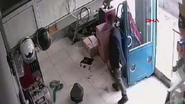 Hırsız, börekçiden sonra bir tamirciden cep telefonu çaldı