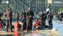 Parigi, protesta ambientalisti: attivista scala la piramide del Louvre