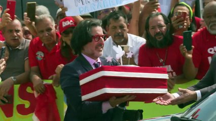 Apoiadores parabenizam Lula por aniversário de 78 anos