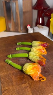 TEMPURA DE FLEURS DE COURGETTE A LA RACLETTE #raclette #fleur #viande #saumon #tempura #recette #recipe #recipes #chef #cuisine