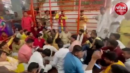 Video: मां विंध्यवासिनी में तैनात सुरक्षा कर्मियों और पंडों में ठनी, लगाए पुलिस मुर्दाबाद के नारे