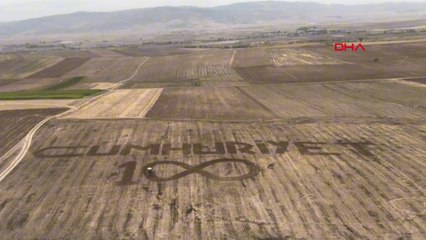 Mehmetçikten tarlasına 'Cumhuriyet' yazan çiftçiye selam