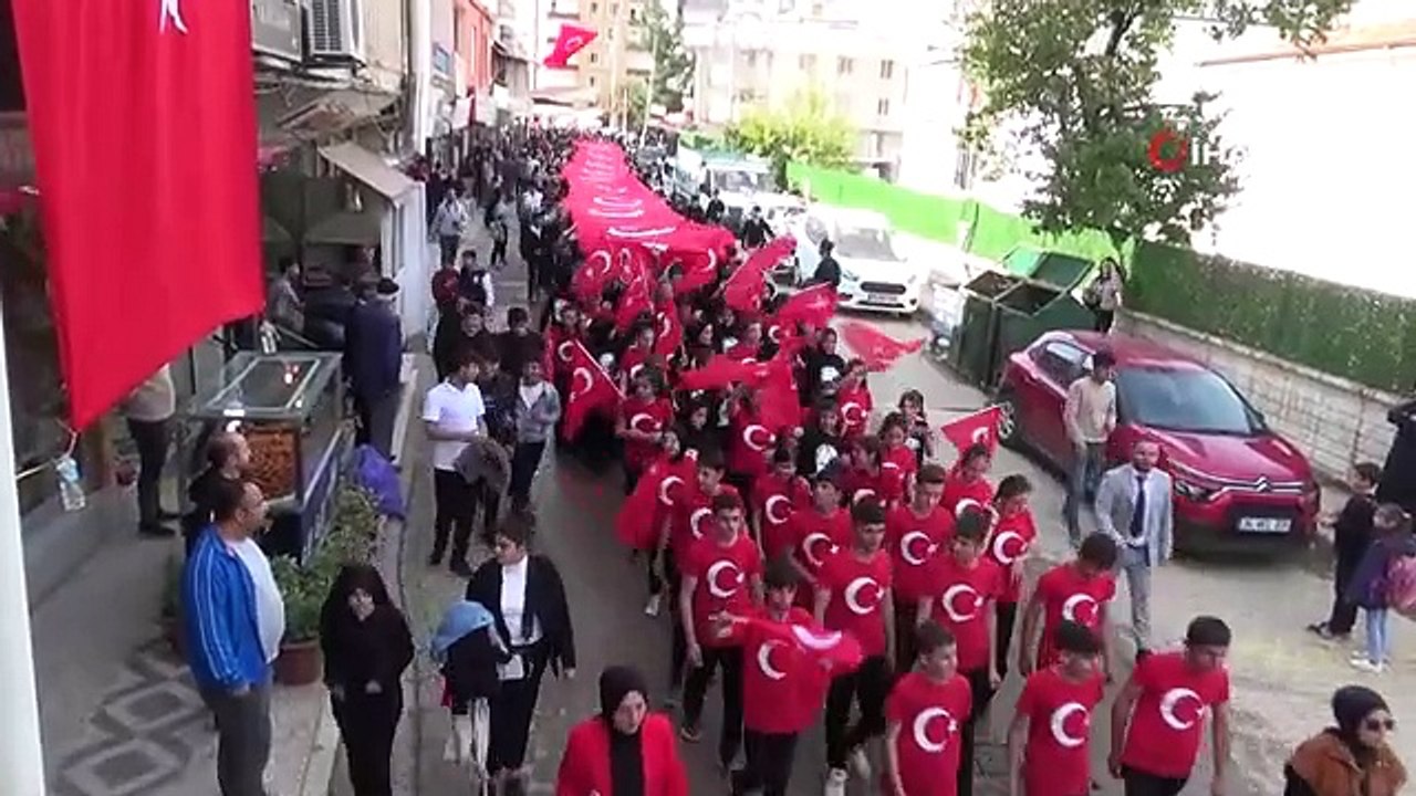 Mereto Dağı eteklerinde dev Türk bayrağı eşliğinde 100. yıl yürüyüşü