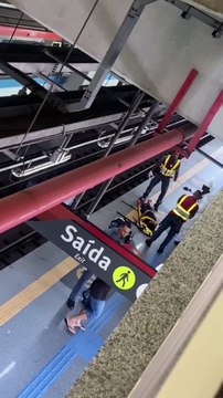 URGENTE! Pessoa é jogada nos trilhos do Metro e causa susto aos usuários