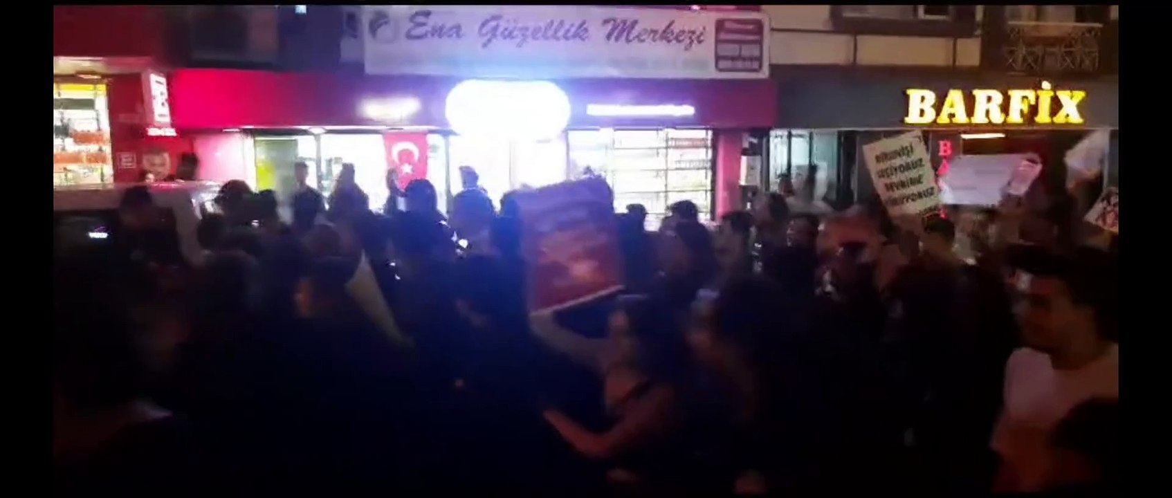 İzmir’de öğrenciler Zeren Ertaş için polis barikatını aştı