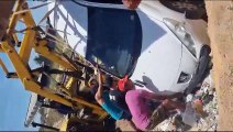 Carro cai em buraco em na cidade de Arapiraca