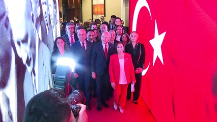 Скачать видео: CHP GENEL BAŞKANI KEMAL KILIÇDAROĞLU, EŞİ SAYIN SELVİ KILIÇDAROĞLU İLE BİRLİKTE CUMHURİYET RESEPYİONUNA KATILDI