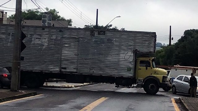 Caminhão enrosca na fiação baixa e causa transtornos no Parque Verde