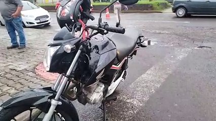 Motociclista fica ferido em acidente na Avenida Carlos Gomes