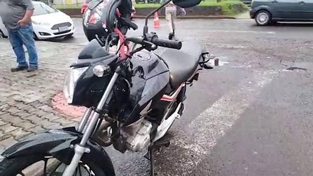 Motociclista fica ferido em acidente na Avenida Carlos Gomes