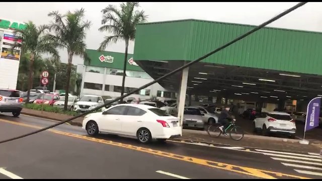 Caminhão enrosca na fiação baixa e causa transtornos no Parque Verde