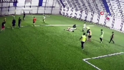 Maç oynandığı anda halı sahaya isabet eden mermi müdiriyet odasına düştü