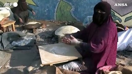 Rafah, penuria di combustibili: si cuoce in strada con la carta