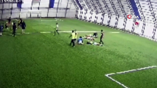 Pendant le match, la balle a touché l'astroturf et est tombée dans la salle du réalisateur.